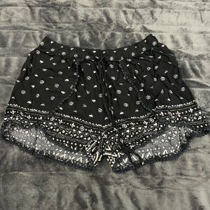 hollister extra small black and white flowy shorts